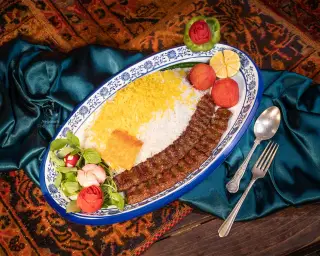 چلوکباب کوبیده دو سیخ
